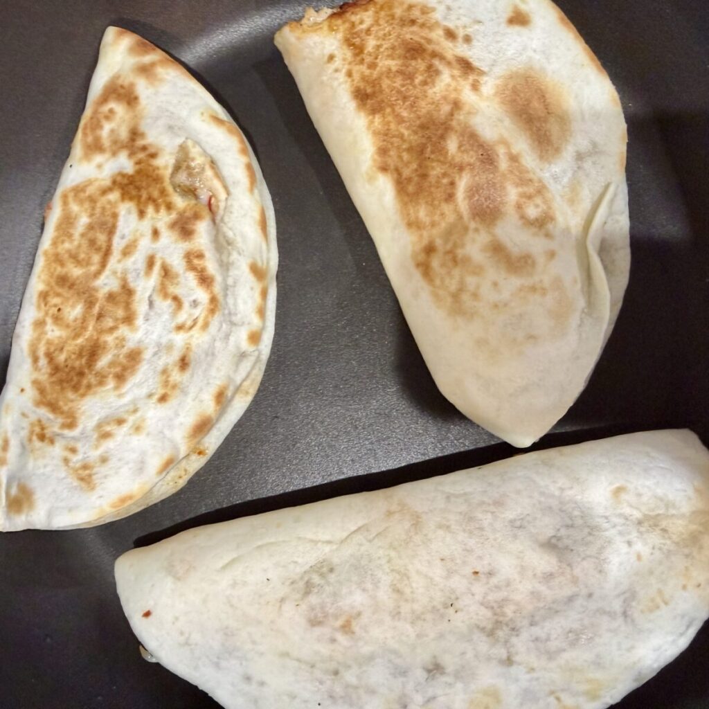 コストコのチキンケサディーヤをフライパンで焼いている画像