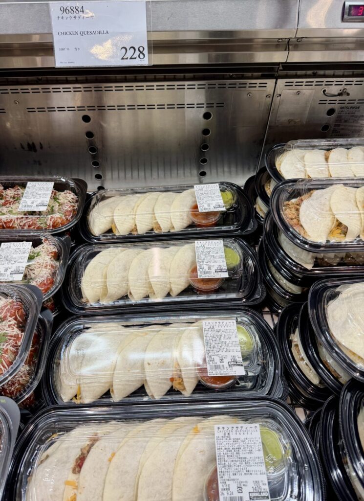 チキンケサディーヤがコストコ店内に陳列されている画像