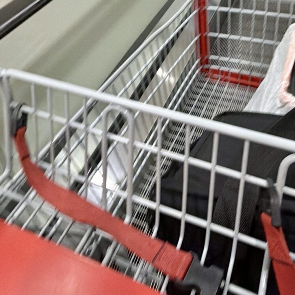 コストコのエスカレータにのったところを撮った画像