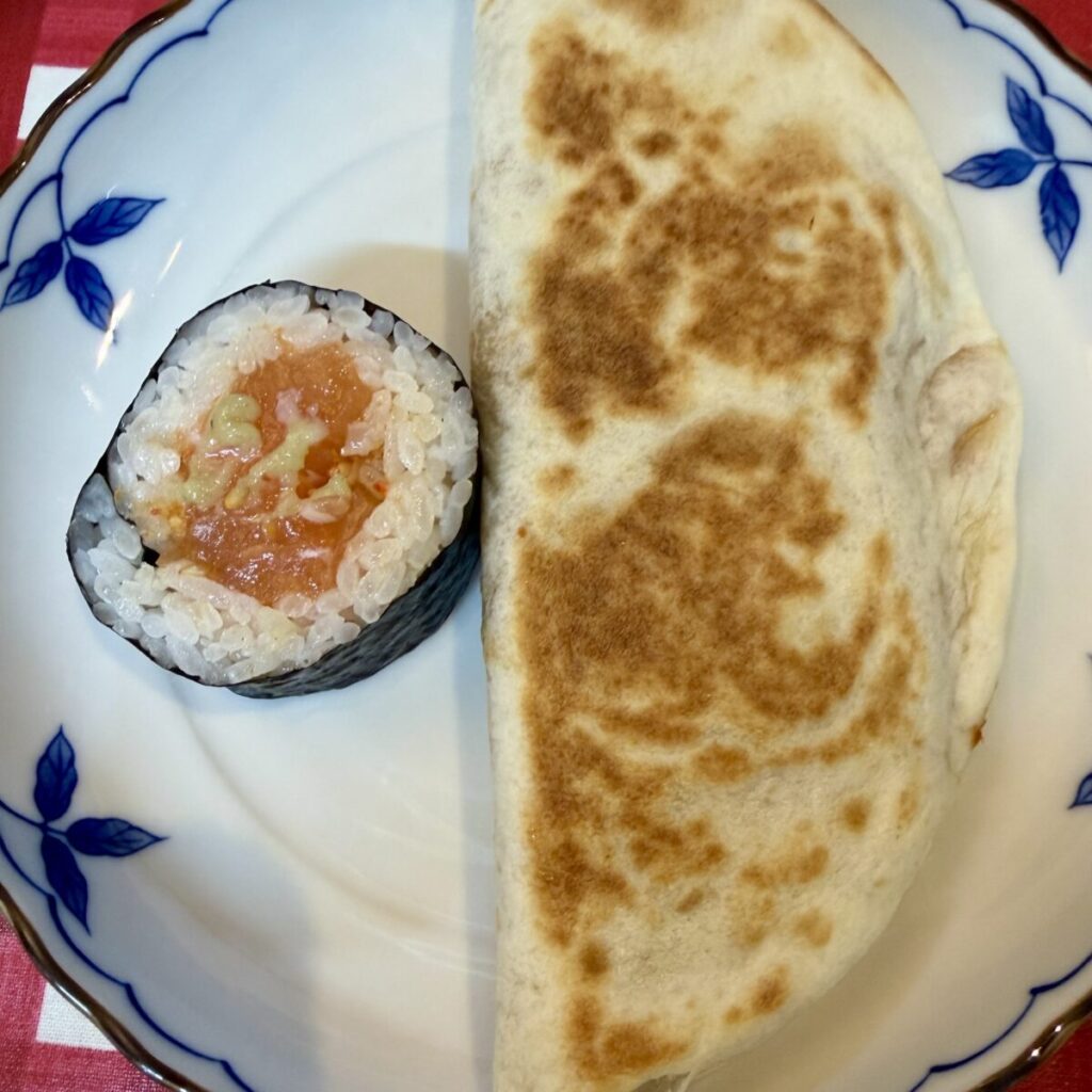 コストコのチキンケサディーヤとサーモンポキロールを皿に並べた画像