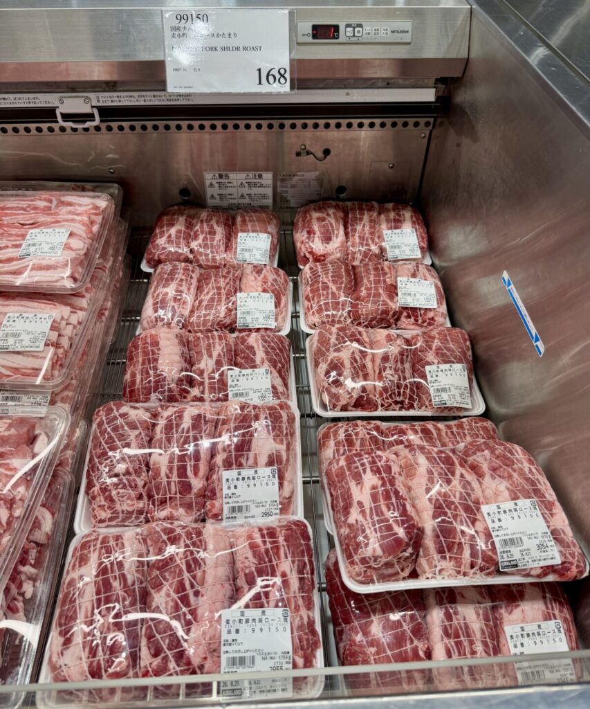 国産麦小町豚肉肩ロース塊がコストコ店内に陳列されている画像