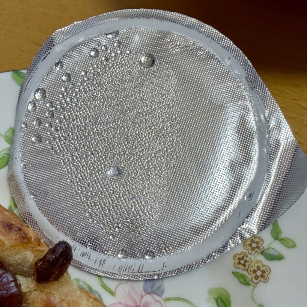 チチヤス こくRichプラスアサイーボウルヨーグルト 90g×12個の蓋が開封してもヨーグルトが付かない構造であることを示す画像