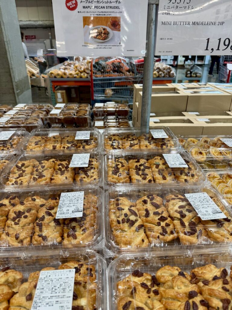 メープルピーカンシュトルーデルがコストコ店内に陳列されている画像