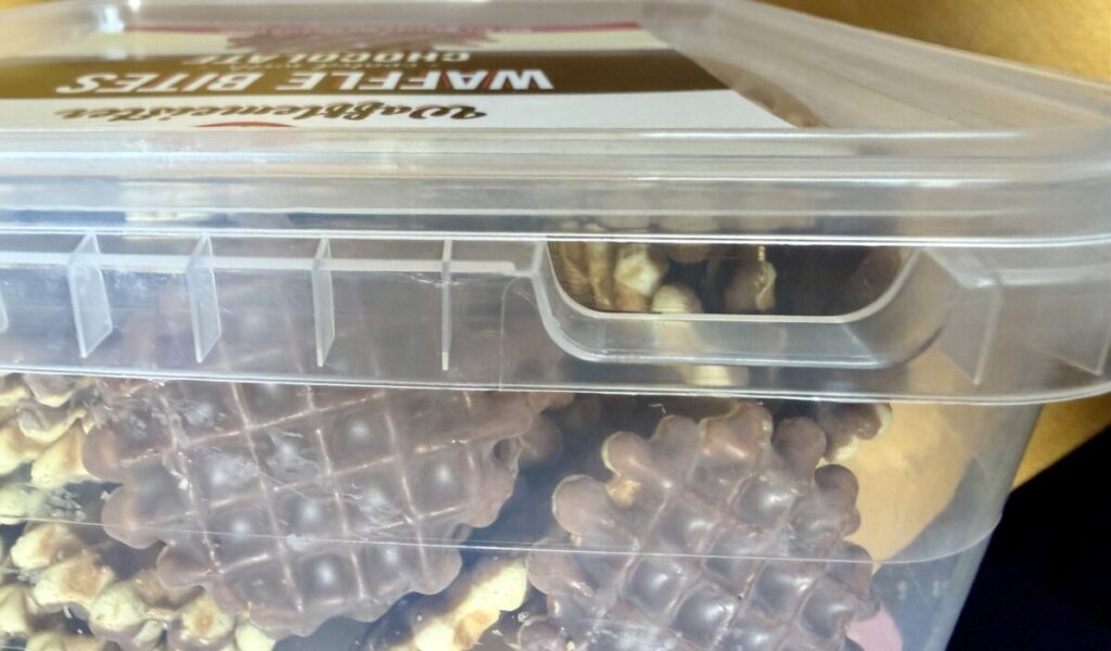 Wafflemeister ワッフルバイツ チョコ 700gのカチッと閉まる構造が分かる画像