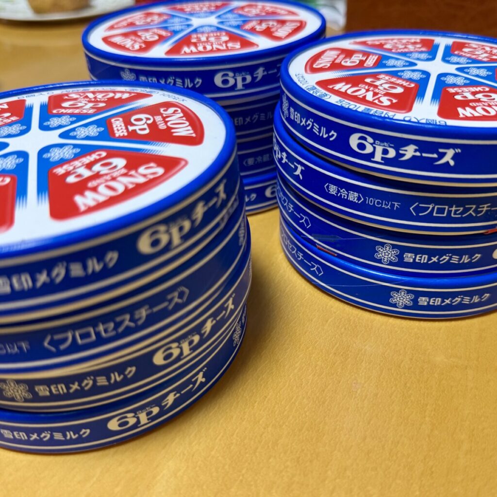 雪印メグミルク 6Pチーズ102g(6個入り)x 12個を開封して置いたところを撮った画像