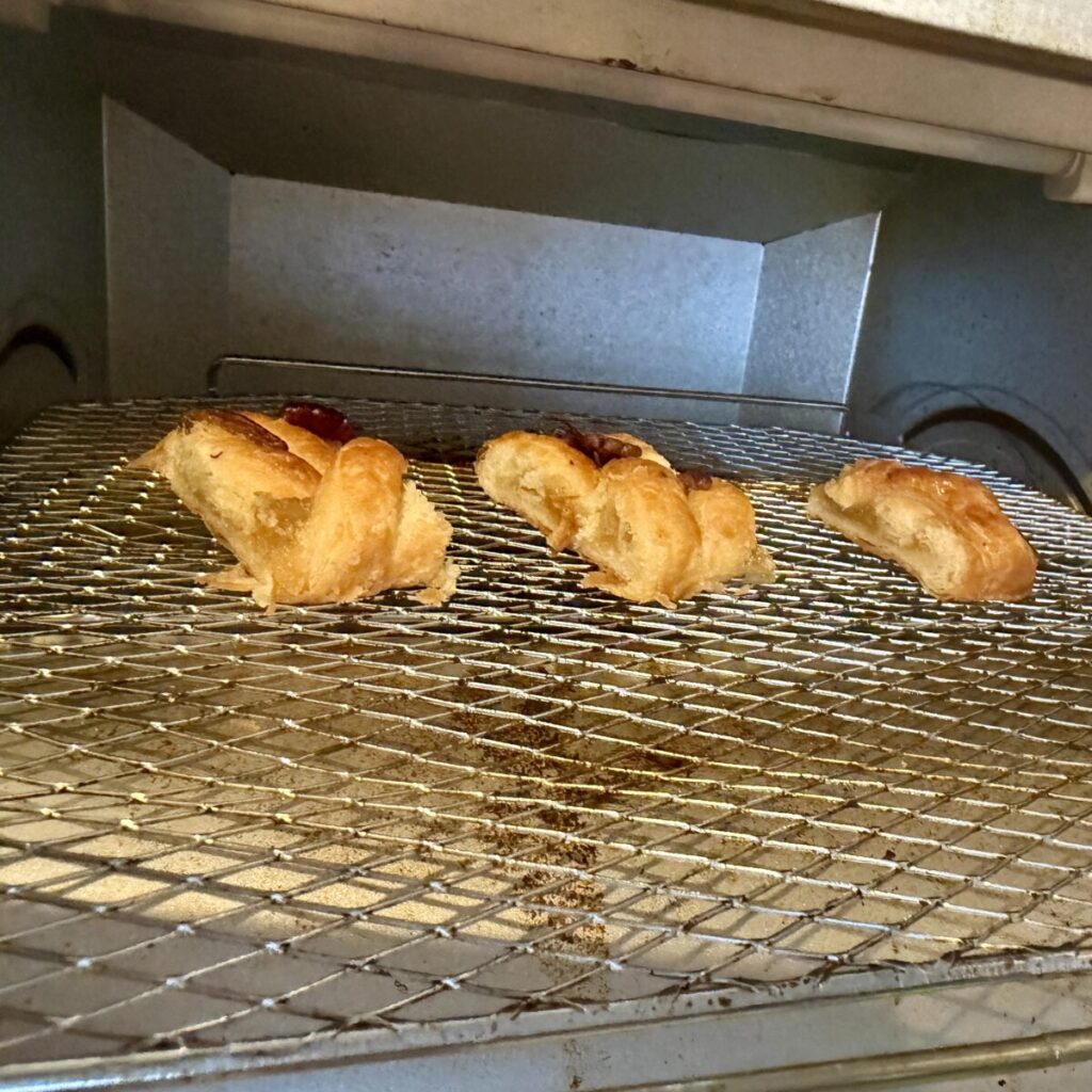メープルピーカンシュトルーデルをオーブントースターで温めているところを撮った画像