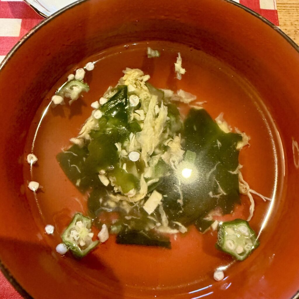 オクラとめかぶのねばねばスープをお湯でといたところを撮った画像