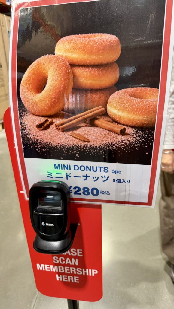 コストコ入店時の掲示してあったミニドーナツの看板