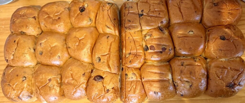La Boulangerie クランベリーディナーロール 24個を広げたところを撮った画像