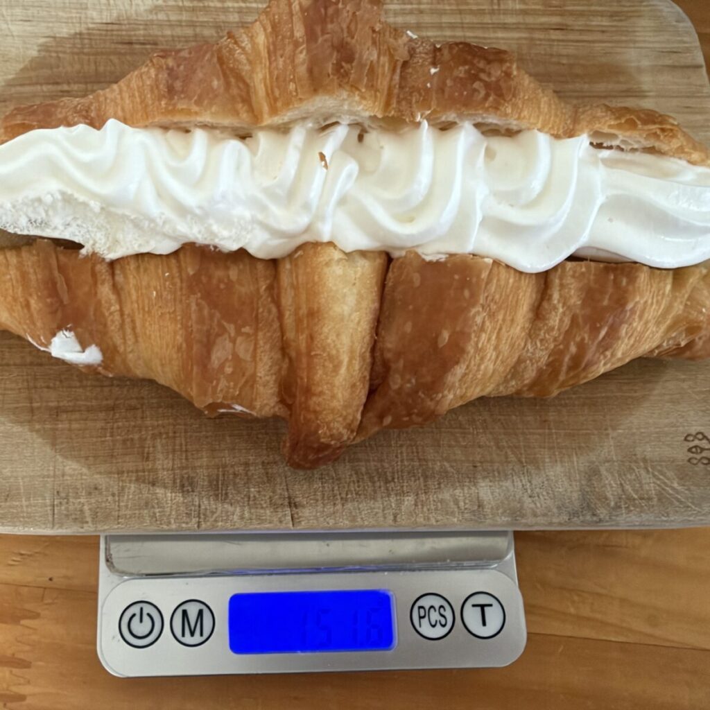 スイートポテトクロワッサンを計量したところを撮った画像