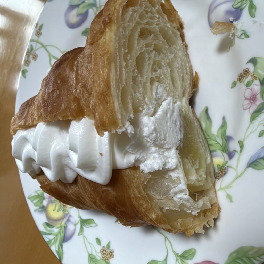 スイートポテトクロワッサンを半分に切って皿に盛り付けた画像