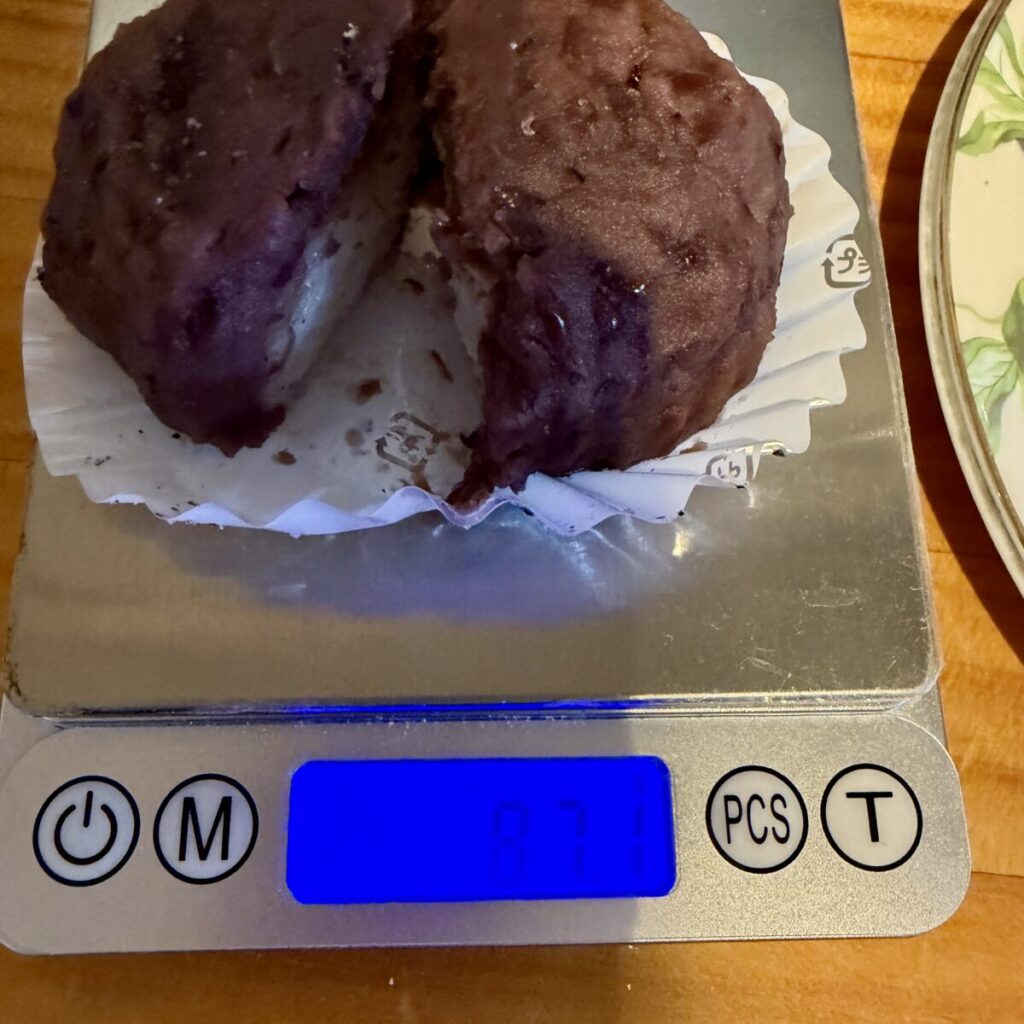 コストコのおはぎアソートのあんこを半分に切って計量しているところを撮った画像