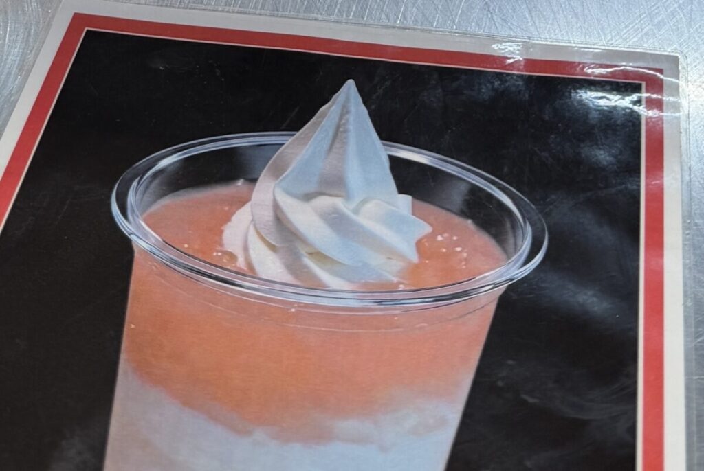 コストコ・フードコートのピーチサンデーのPOPをソース部分だけ撮った画像