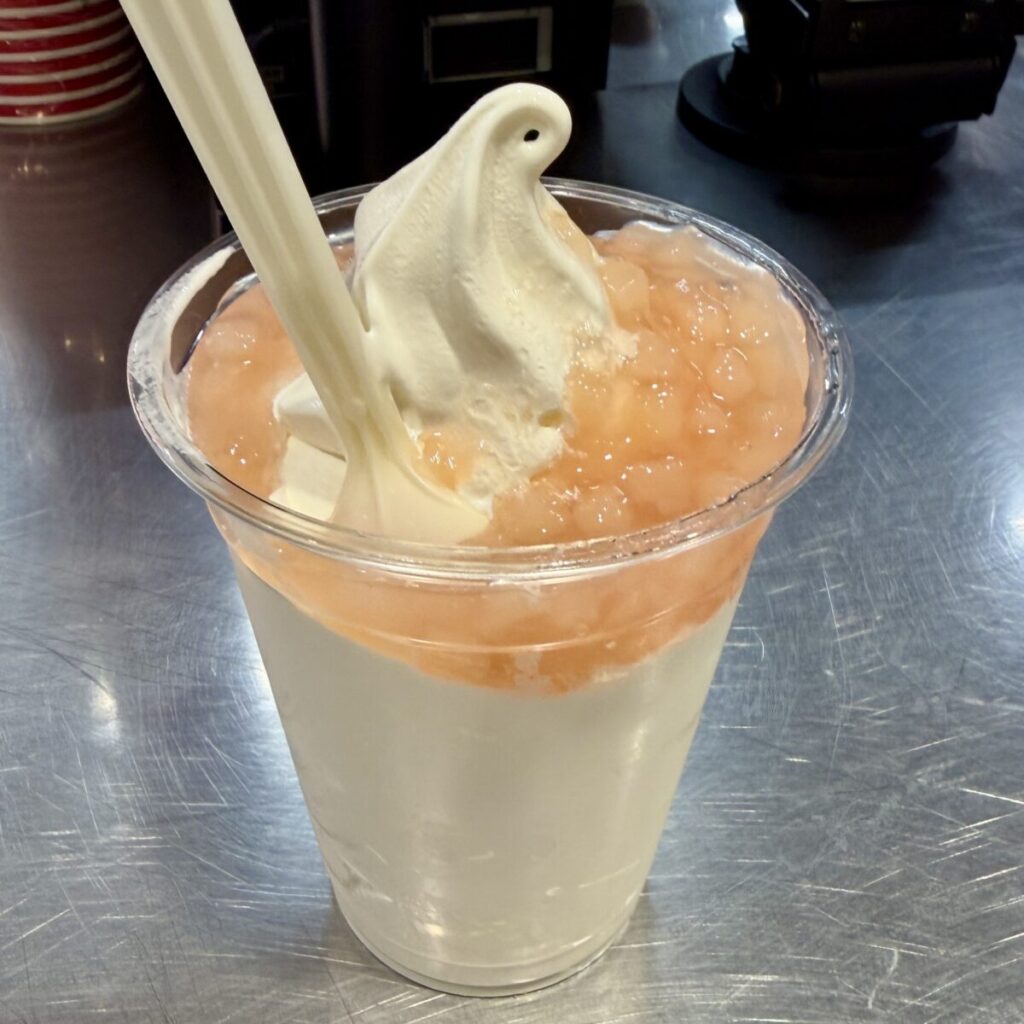 コストコ・フードコートのピーチサンデーの全体像を撮った画像