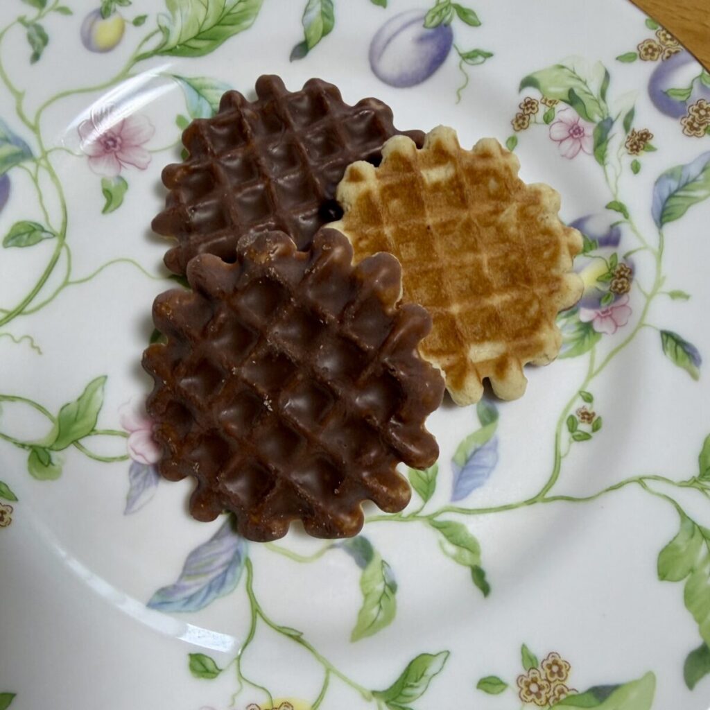 Wafflemeister ワッフルバイツ チョコ 700gを皿に盛り付けた画像