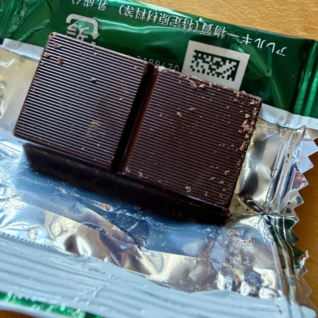 チョコレート効果の小袋を開封して撮った画像