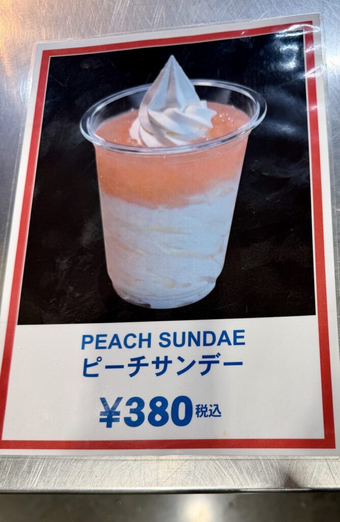 コストコ・フードコートのピーチサンデーの看板を撮った画像
