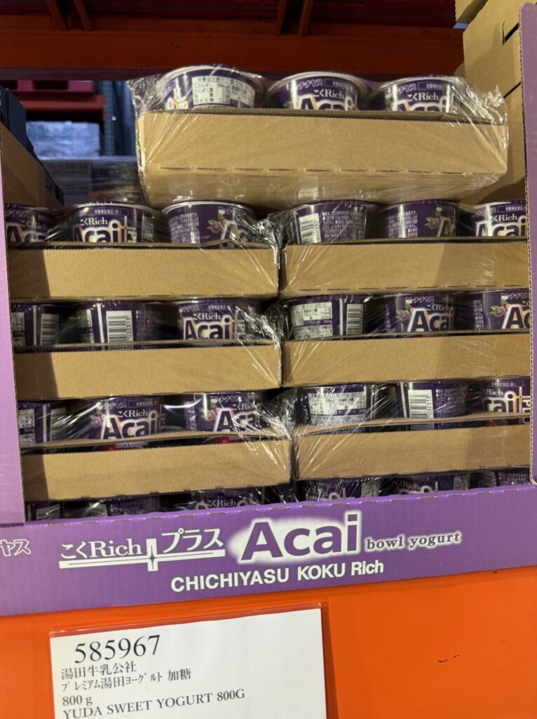 チチヤス こくRichプラスアサイーボウルヨーグルト 90g×12個がコストコ店内に陳列されている画像