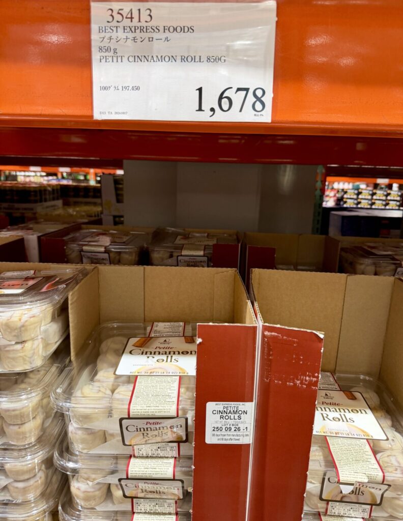 プチシナモンロールがコストコ店内に陳列されている画像