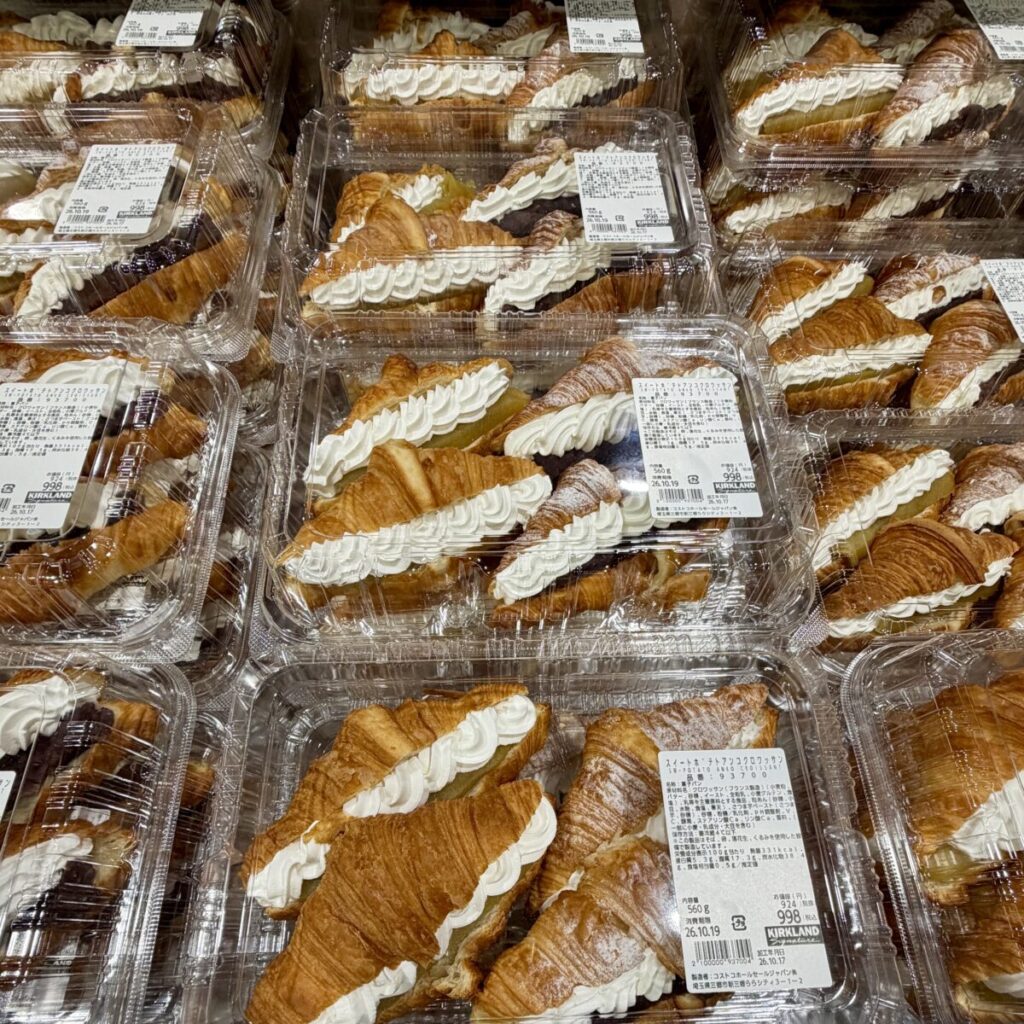 スイートポテトアンコクロワッサンがコストコ店内に陳列されている画像