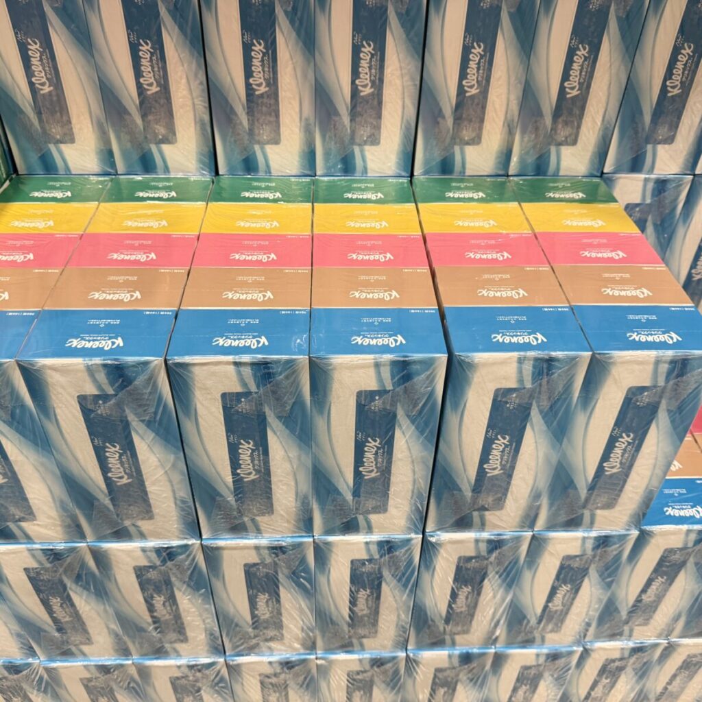クリネックスティッシューがコストコ店内に陳列されている画像