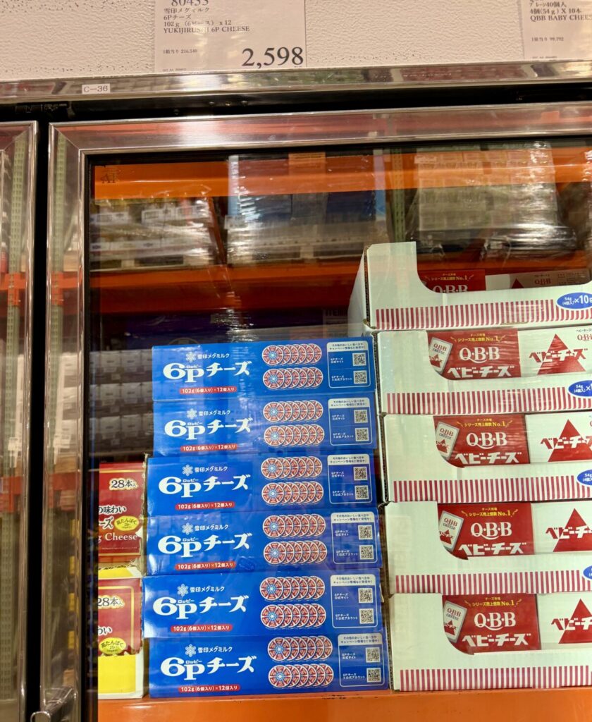 雪印メグミルク 6Pチーズ102g(6個入り)x 12個がコストコ店内に陳列されている画像
