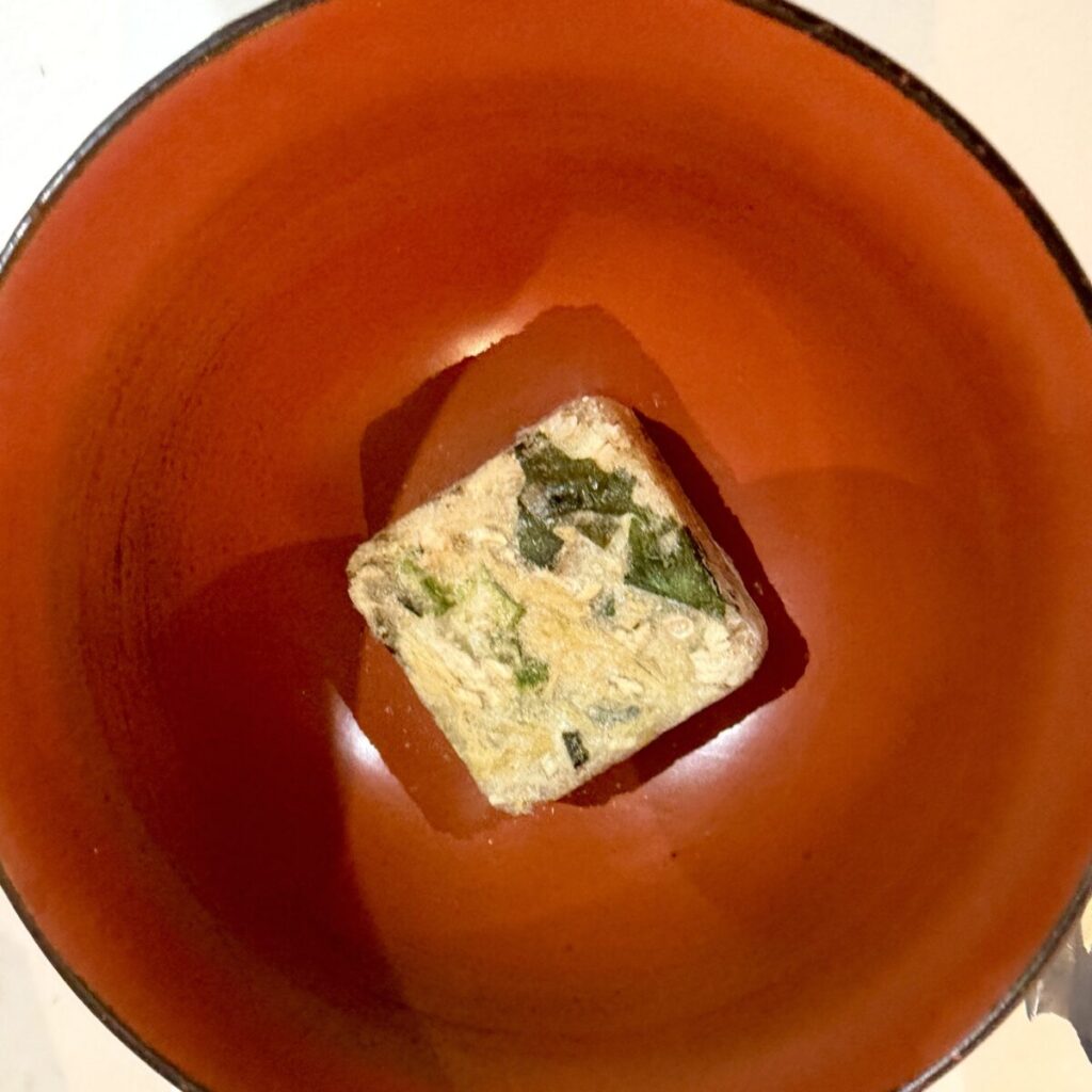オクラとめかぶのねばねばスープをお椀に入れて撮った画像