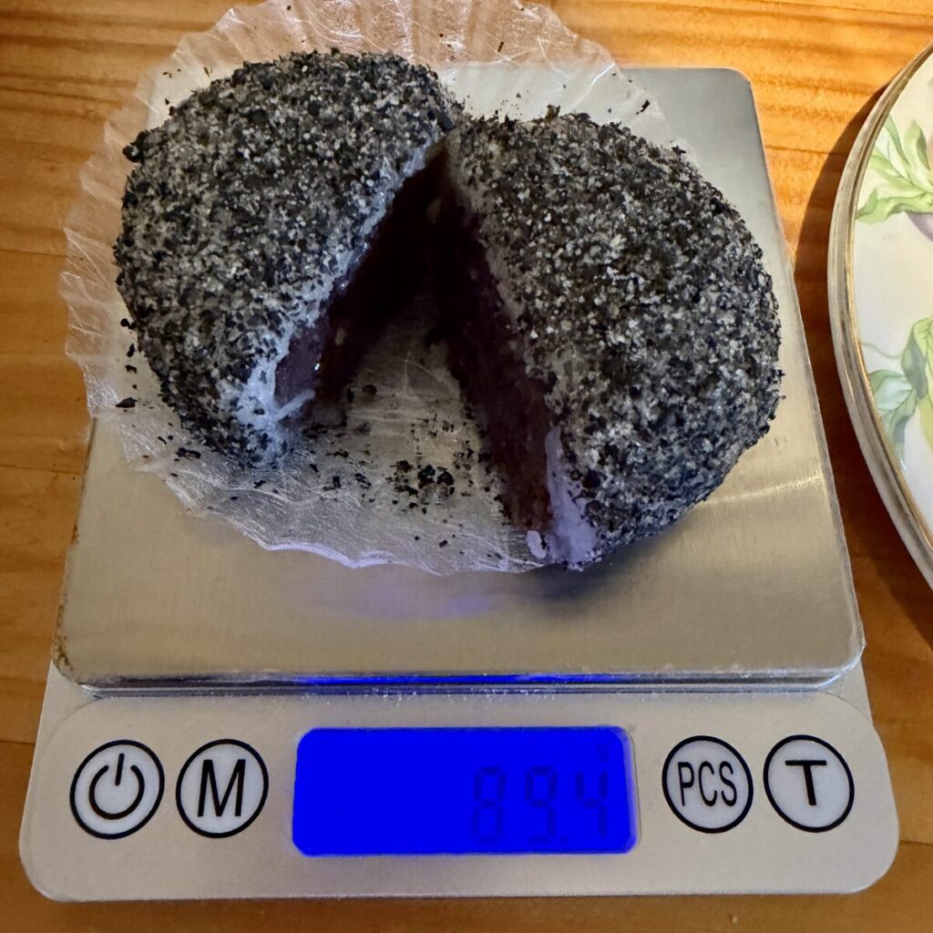 コストコのおはぎアソートの黒ごまを半分に切って計量しているところを撮った画像