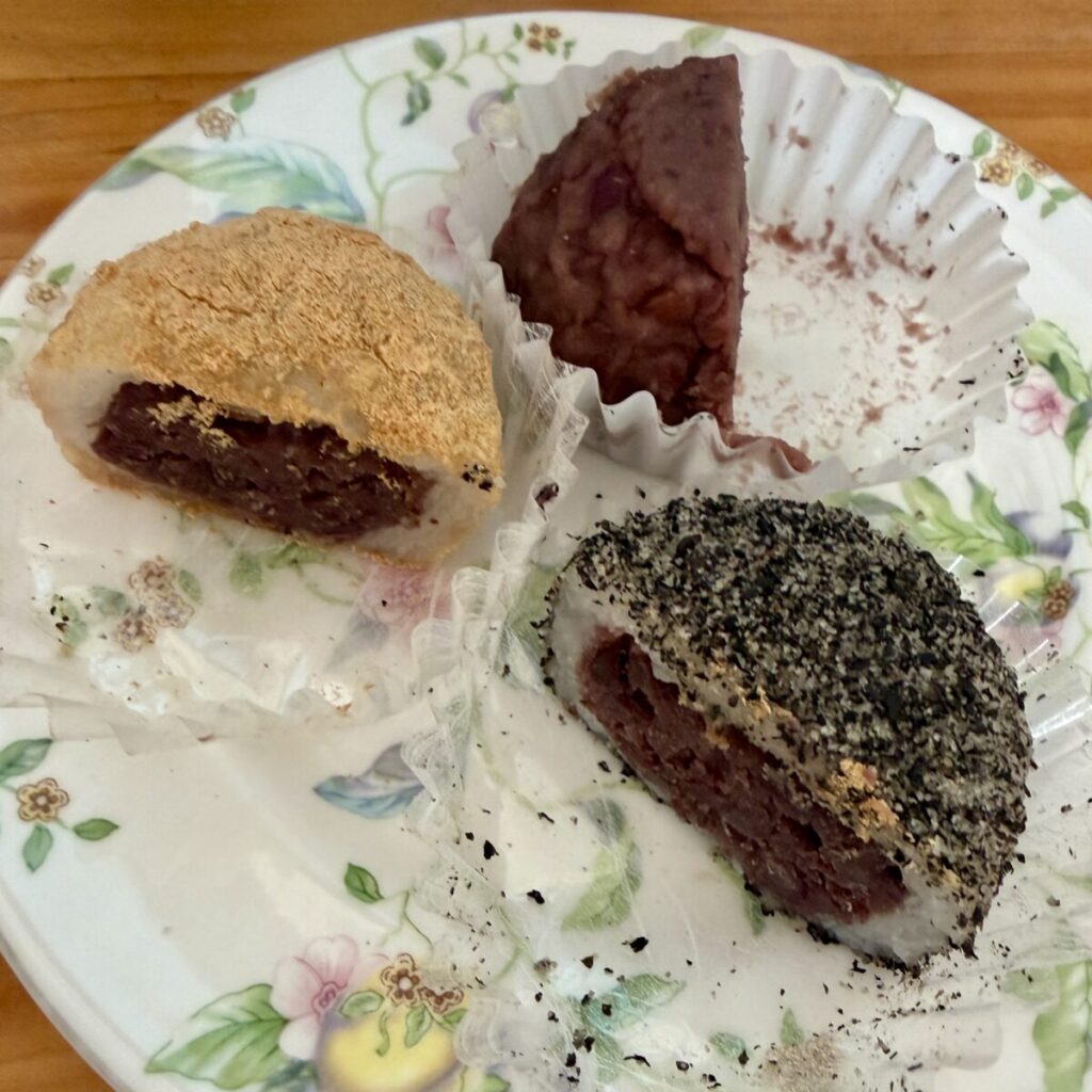 コストコのおはぎアソートを半分に切って皿に盛り付けた画像