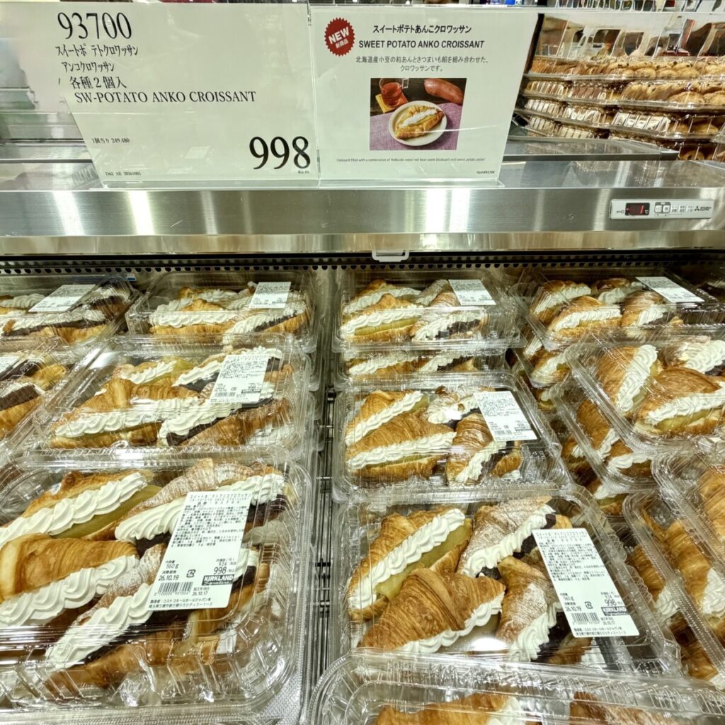 スイートポテトアンコクロワッサンがコストコ店内に陳列されている画像