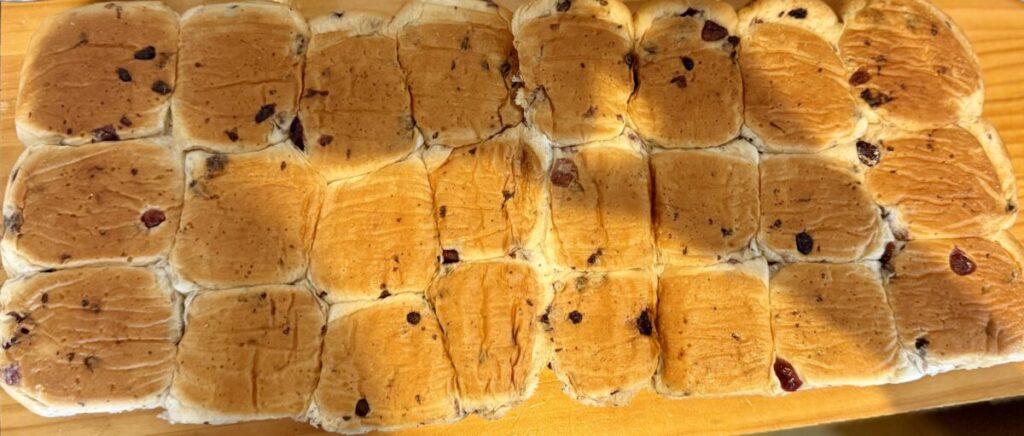 La Boulangerie クランベリーディナーロール 24個を開封して広げて下の面を撮った画像
