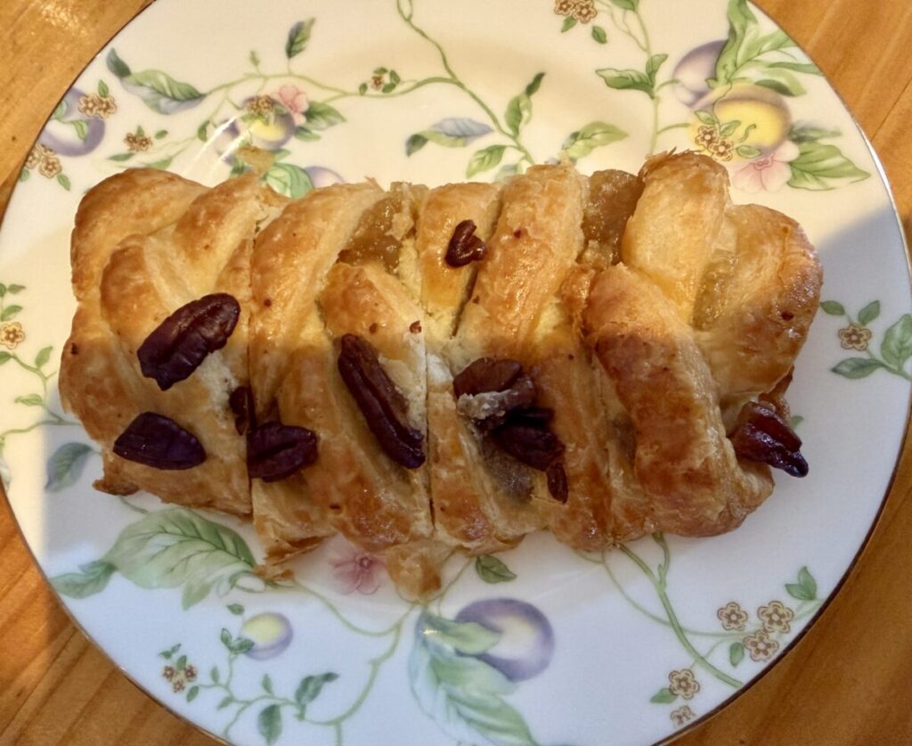 メープルピーカンシュトルーデルをカットして皿に並べた画像