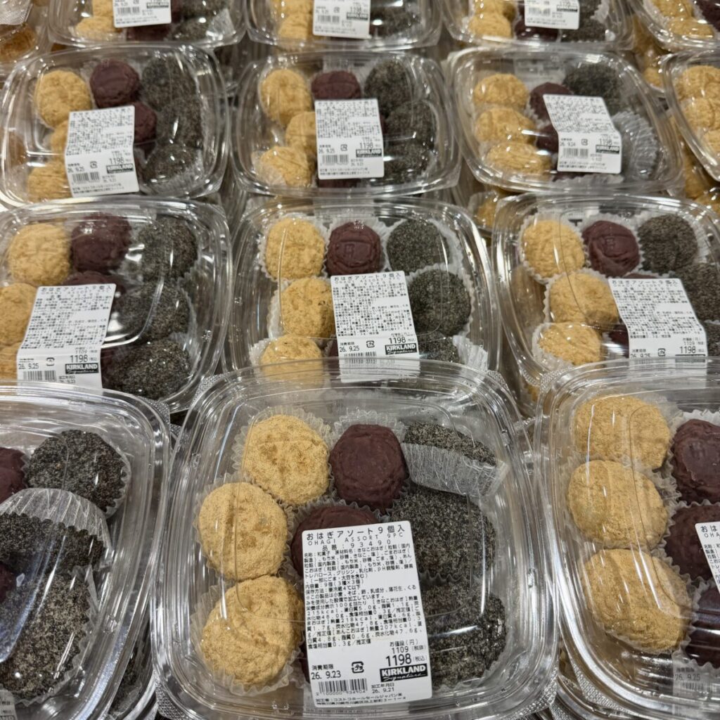 おはぎアソートがコストコ店内に陳列されている画像