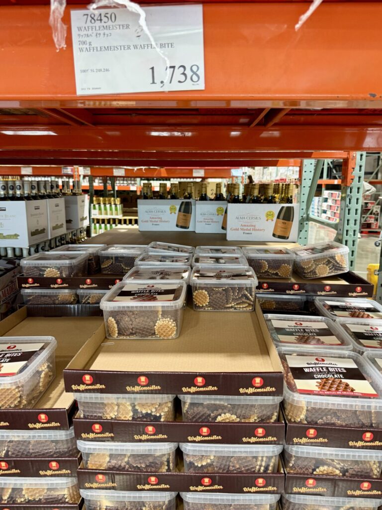 Wafflemeister ワッフルバイツ チョコ 700gがコストコ店内に陳列されている画像