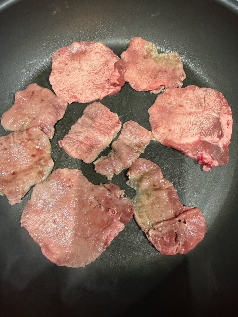 フライパンで牛タンを焼いているところ