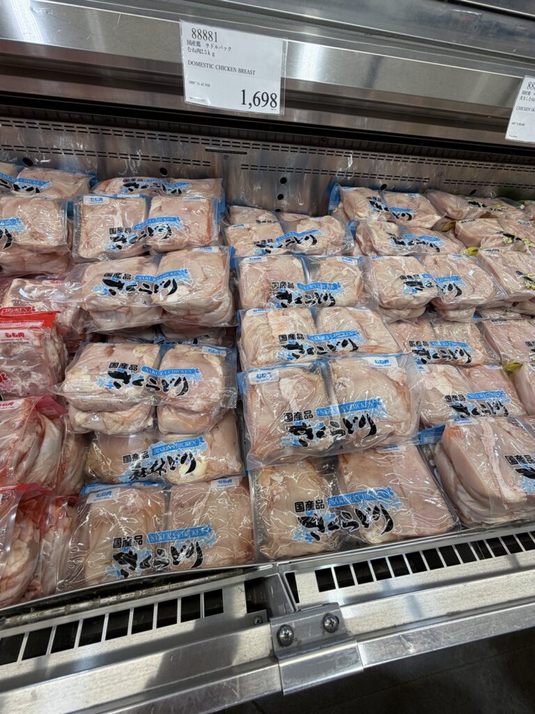 コストコ新三郷倉庫店のさくらどりの売り場（国産鶏むね肉 2.5kg 1,698円）