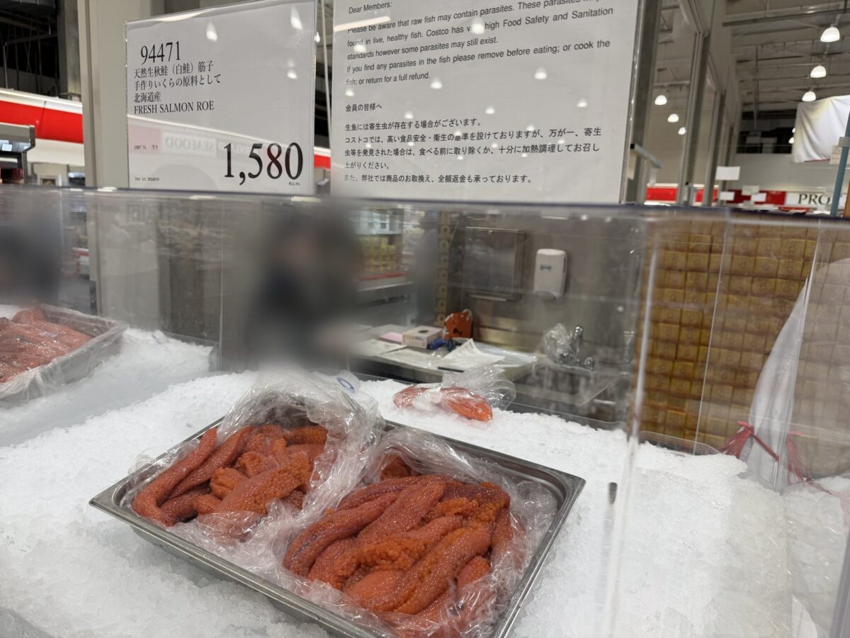 コストコの売り場に並ぶ天然生秋鮭（白鮭）の筋子と値札（100g 1,580円）