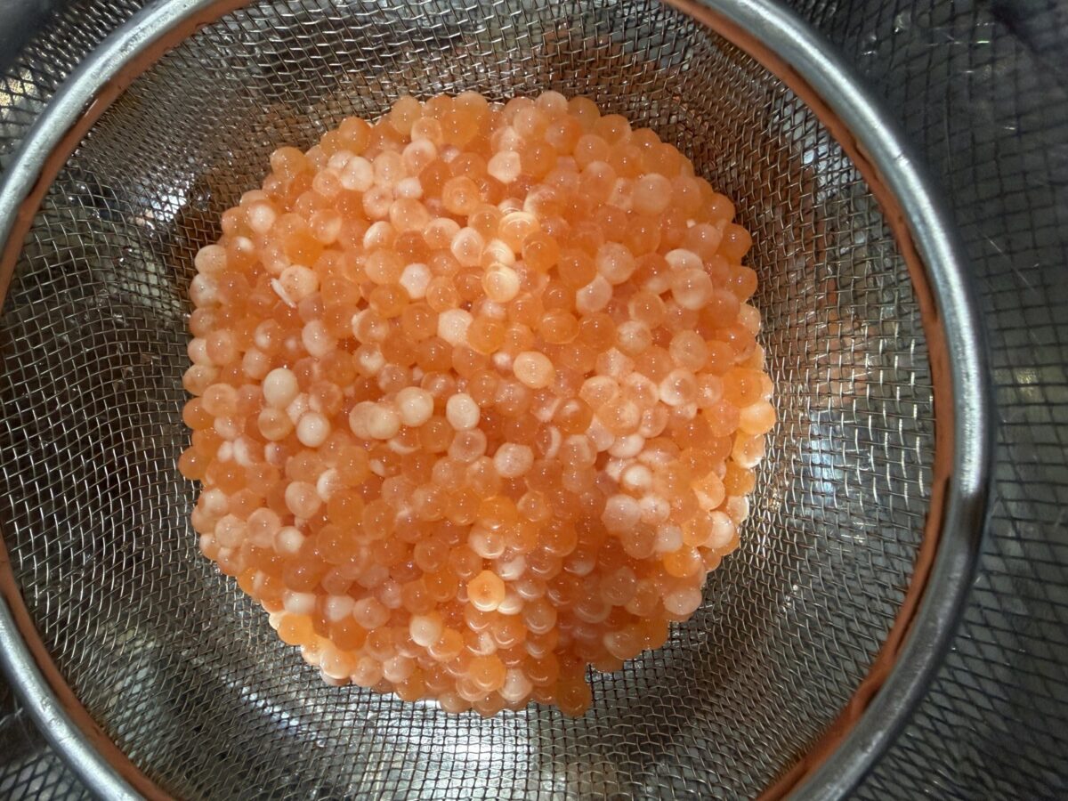 ざるにあげた白っぽいいくらの粒