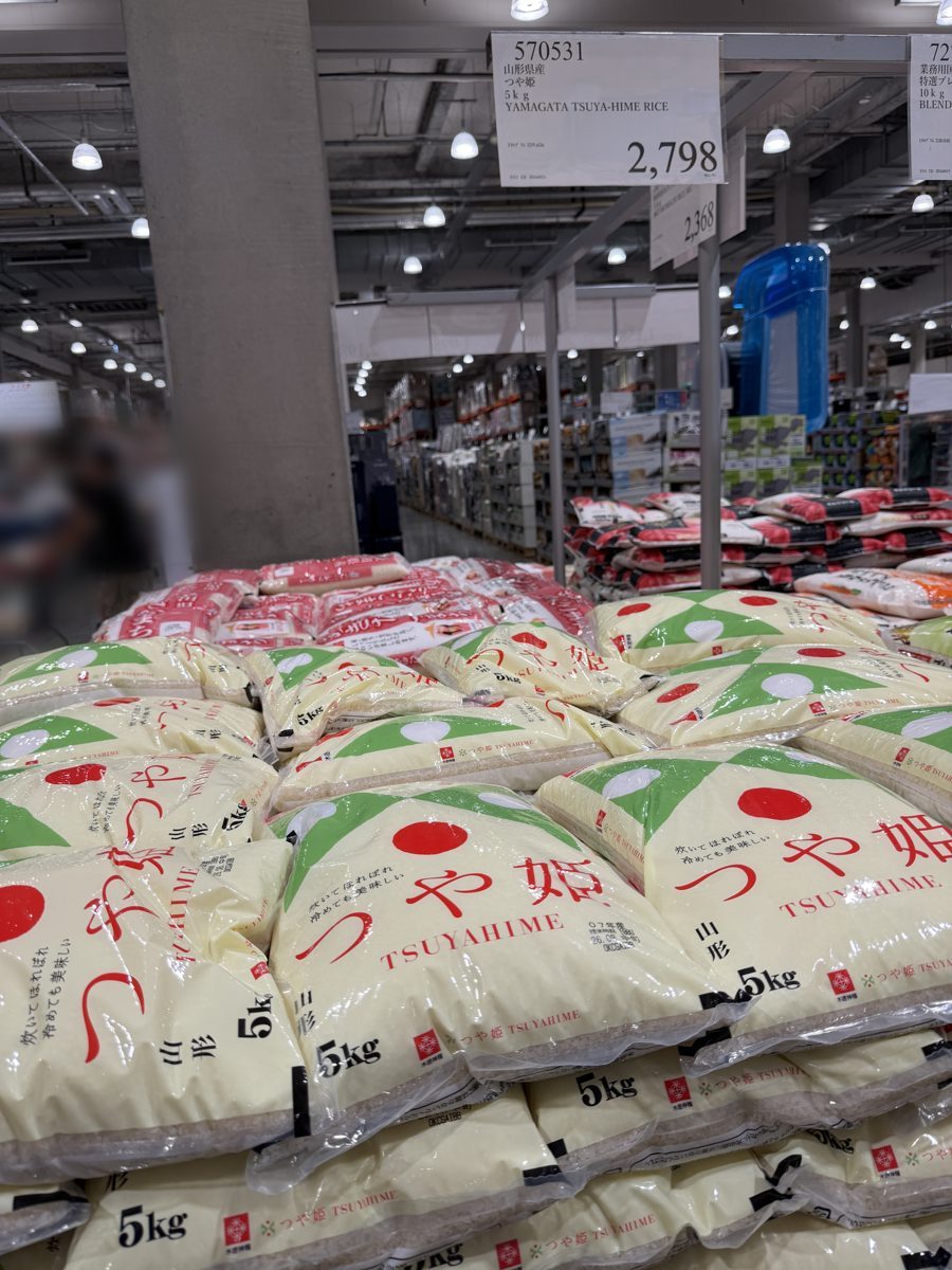 コストコの売り場に積まれた山形県産つや姫5kgと値札(2,798円)