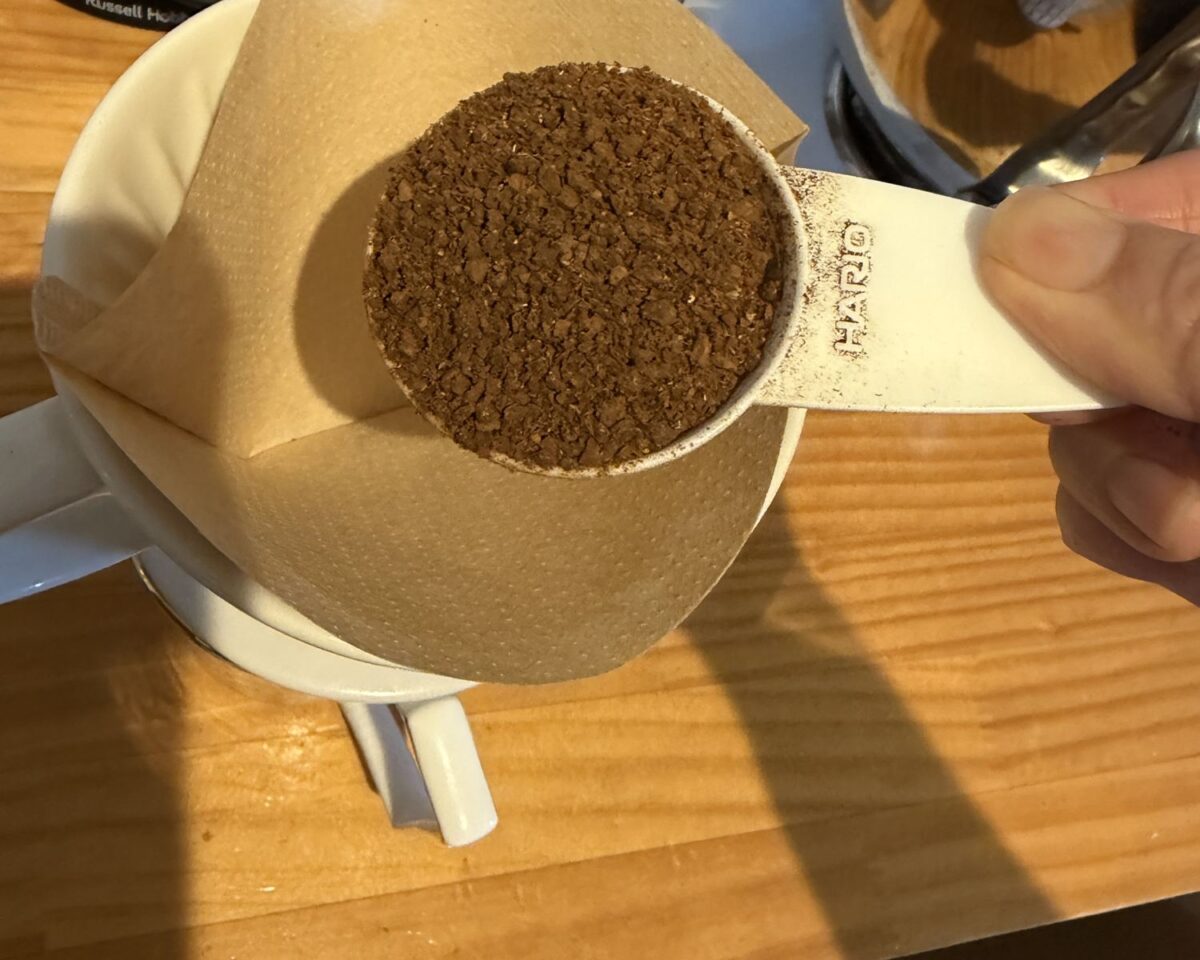 計量スプーンでペーパーフィルターに入れるコーヒー粉