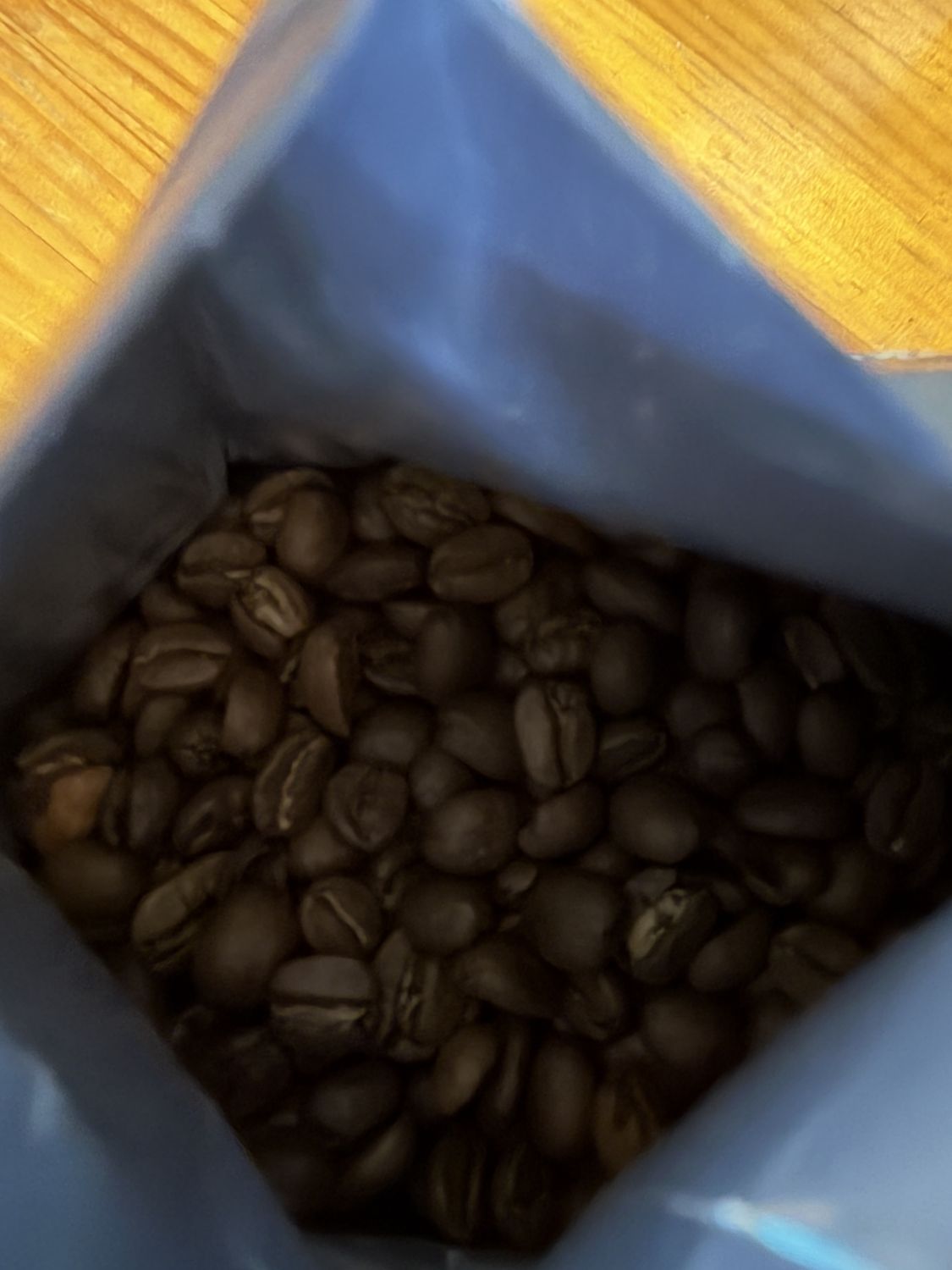 袋を開けたKSオーガニック グアテマラのコーヒー豆
