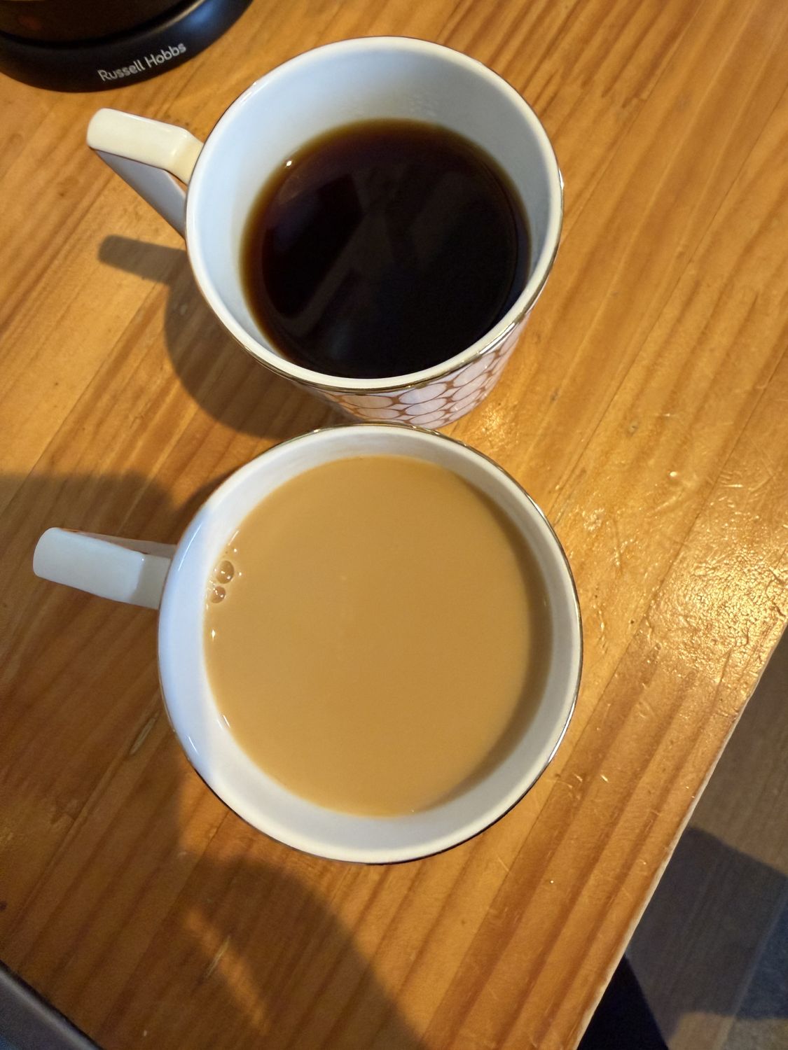 ミルクを入れたコーヒーとブラックコーヒー