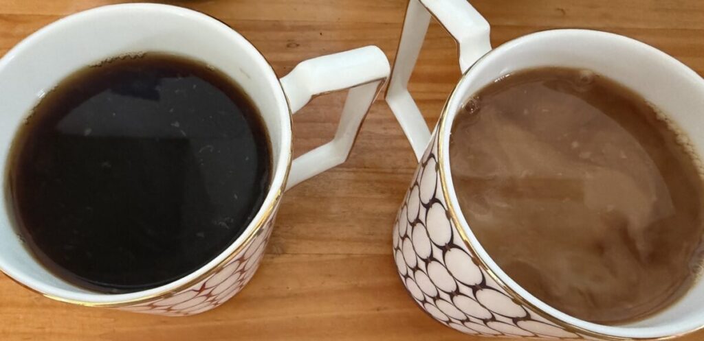 ブラックとミルク入りのKSハウスブレンドコーヒー