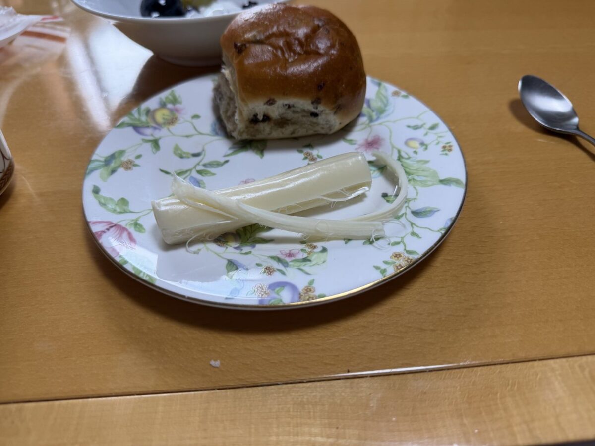 朝ごはんに花畑牧場の生さけるチーズを裂いて