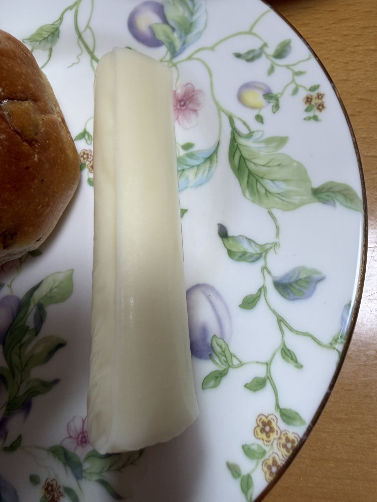 お皿にのせた花畑牧場の生さけるチーズ