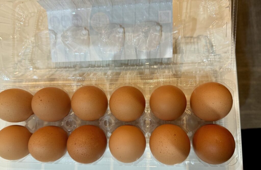 ナチュラファームの放し飼い卵のパックを開けたところ