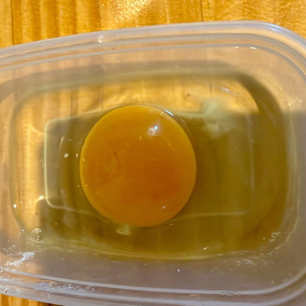 ナチュラファームの放し飼い卵を割ったところ