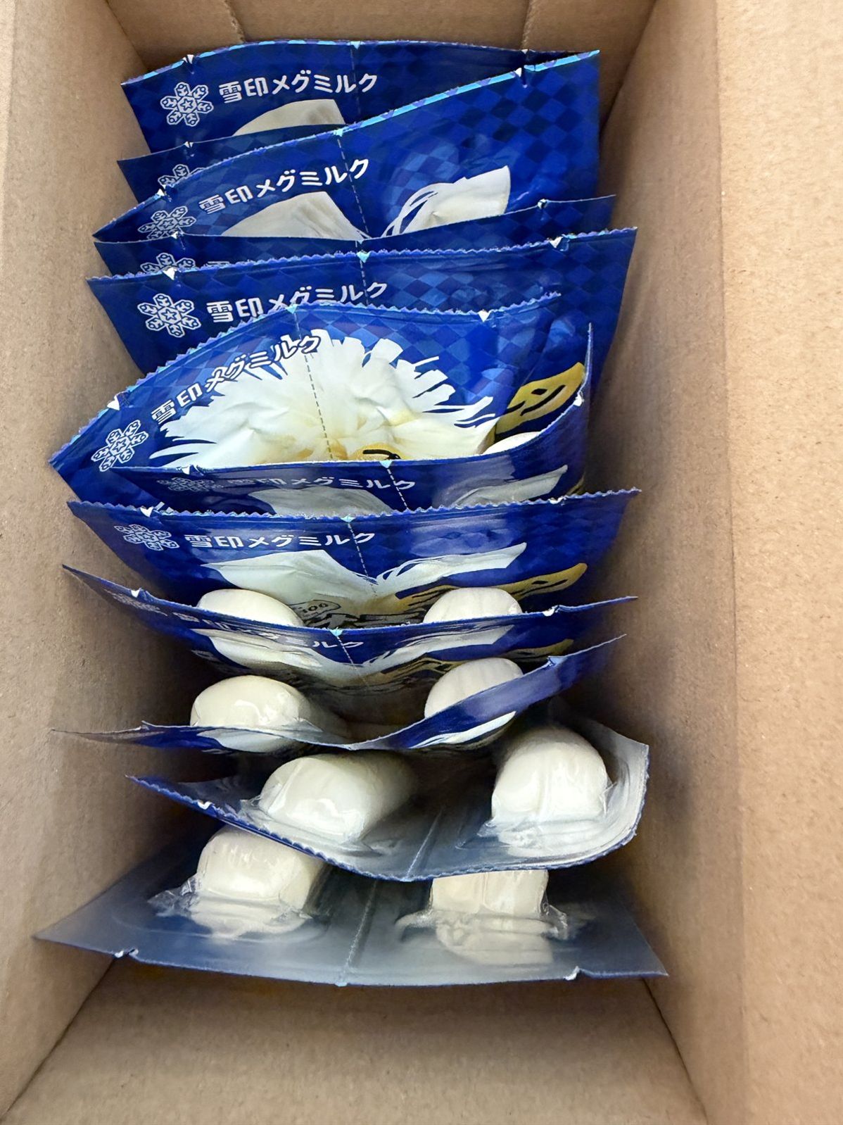 さけるチーズ プレーンの箱の中(2本入りの袋が12個)